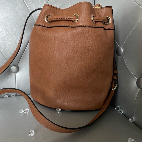 π€π€NEW CALVIN KLEIN Crossbody Bag!π€π€ - Picture 3 of 7